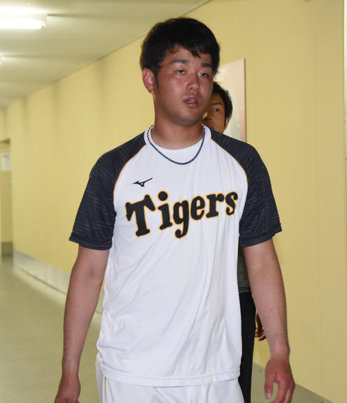 広島に負け引き揚げる高橋遥人（撮影・奥田泰也）