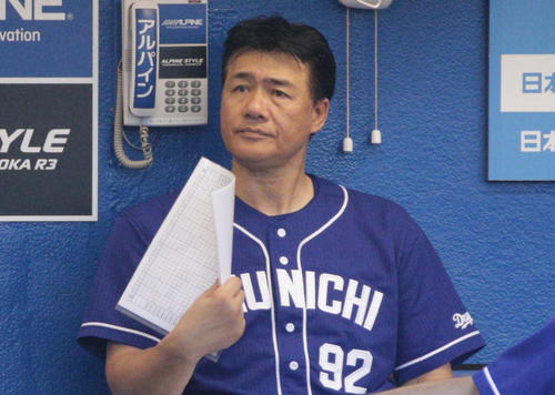 ヤクルト対中日　書類で風を送る中日与田監督（撮影・中島郁夫）