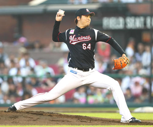 楽天対ロッテ　ロッテ先発の二木（撮影・足立雅史）