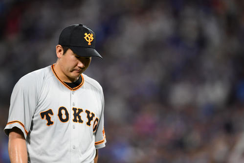 DeNA対巨人　6回裏を終え、肩を落としベンチへ引き揚げる巨人菅野（撮影・横山健太）