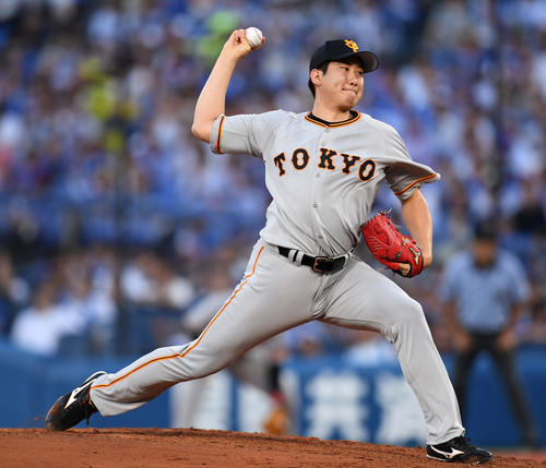 DeNA対巨人　力投する巨人先発の菅野（撮影・横山健太）