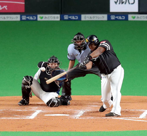 6回表ソフトバンク2死一、二塁、デスパイネは先制となる右前適時打を放つ（撮影・佐藤翔太）