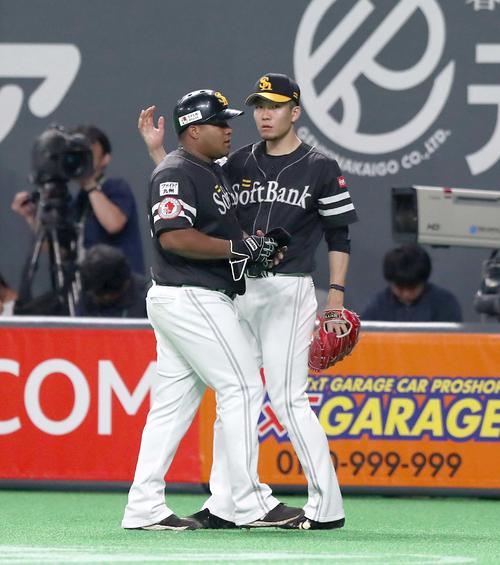 6回表、適時打を放ったデスパイネ（左）を出迎える千賀（撮影・黒川智章）