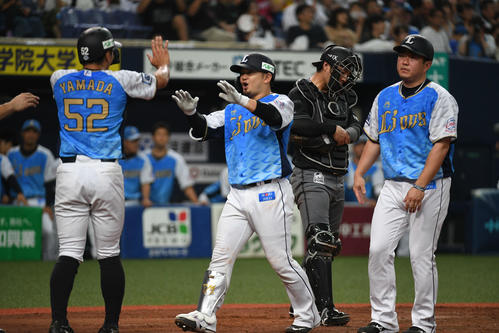 オリックス対西武　4回表西武2死満塁、満塁本塁打を放ち山田（左）とタッチを交わす森（撮影・渦原淳）