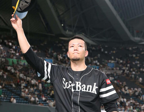 日本ハム対ソフトバンク　試合後、観客の声援に応える千賀（撮影・黒川智章）