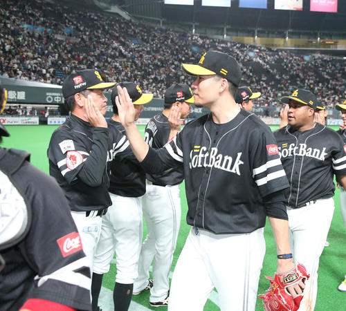 日本ハム対ソフトバンク　試合後、工藤監督とハイタッチする千賀（撮影・黒川智章）