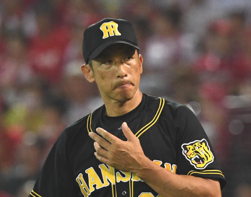 阪神対広島　8回交代を告げるも渋い表情を見せる矢野燿大監督（撮影・奥田泰也）