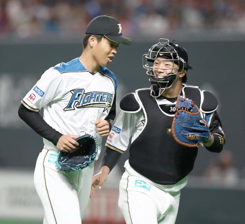 日本ハム対ソフトバンク　1回表、打者3人で抑え笑顔の杉浦（左）。右は宇佐見（撮影・黒川智章）