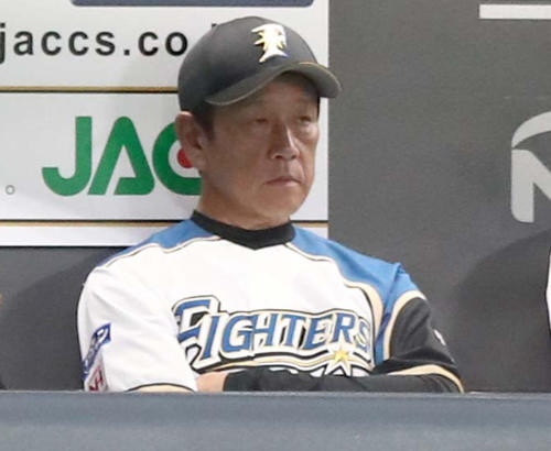 日本ハム対ソフトバンク　ベンチで渋い表情の栗山監督（撮影・黒川智章）