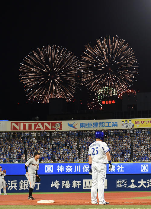 DeNA対巨人　6回裏、みなとみらいスマートフェスティバル2019で打ち上げられる花火を背に打線が爆発した筒香嘉智（手前）らDeNAナイン（撮影・横山健太）