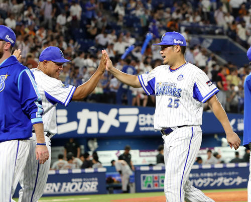 DeNA対巨人　試合に勝利しラミレス監督（左）とタッチするDeNA筒香（撮影・鈴木正人）
