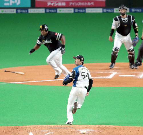 日本ハム対ソフトバンク　6回表ソフトバンク2死一、二塁、デスパイネ（左奥）に先制となる右前適時打を打たれる日本ハム玉井（撮影・佐藤翔太）
