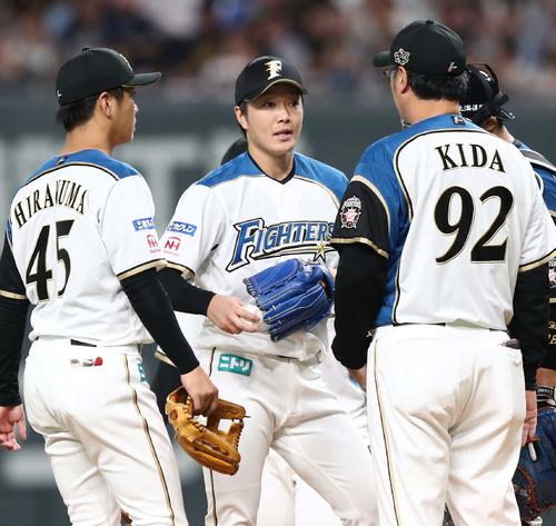 日本ハム対ソフトバンク　6回表、ピンチにマウンドで渋い表情の玉井（撮影・黒川智章）