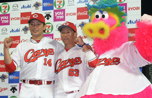 広島対阪神　お立ち台でガッツポーズする完封勝利の大瀬良（左）と西川（撮影・今浪浩三）