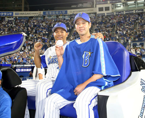 DeNA対巨人　試合に勝利し笑顔を見せるDeNAロペス（左）と平良（撮影・鈴木正人）