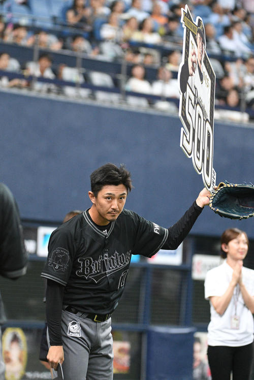 オリックス対西武　500試合登板を達成しボードを掲げるオリックス増井（撮影・渦原淳）