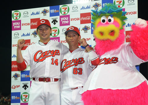 お立ち台でガッツポーズをする完封勝利の大瀬良（左）と西川（撮影・今浪浩三）