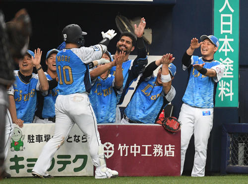 オリックス対西武　4回表西武2死満塁、森友哉は満塁本塁打を放ちナインに迎えられる（撮影・渦原淳）