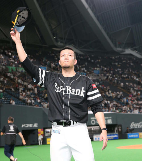 日本ハム対ソフトバンク　試合後、観客の声援に応える千賀（撮影・黒川智章）