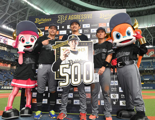 オリックス対西武　500試合登板を達成した増井（中央）を祝福する安達（左）と西野（撮影・渦原淳）
