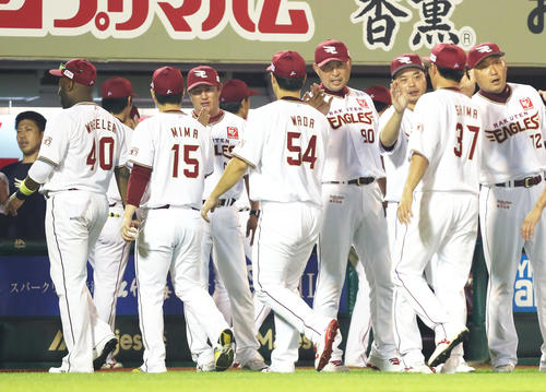 楽天対ロッテ　勝利を挙げた楽天美馬（左から2人目）らをタッチで迎える平石監督（同3人目）（撮影・足立雅史）