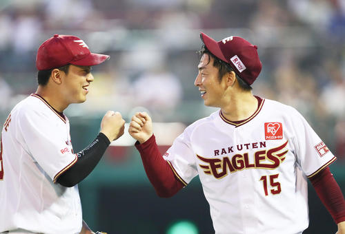 楽天対ロッテ　3回表ロッテ2死一、三塁、鈴木を右飛に仕留めた美馬（右）は渡辺佳と笑顔でグータッチ（撮影・足立雅史）