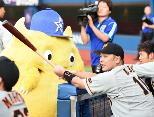 DeNA対巨人　試合前、チャピーとふれ合う巨人阿部（撮影・横山健太）