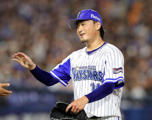 DeNA対巨人　5回表、巨人の攻撃を抑え笑顔を見せるDeNA石田（撮影・鈴木正人）
