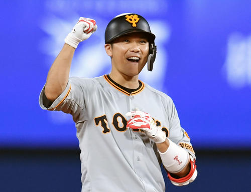 DeNA対巨人　8回表巨人無死一、三塁、左中間へ2点適時二塁打を放ち喜びを爆発させる坂本勇（撮影・横山健太）