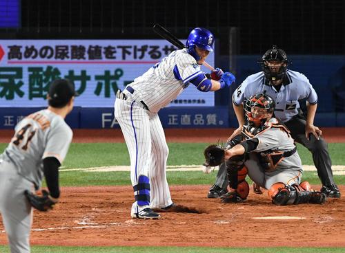 DeNA対巨人　8回裏DeNA1死三塁、筒香の内角を突いた投球を捕逸する岸田。投手中川（撮影・山崎安昭）