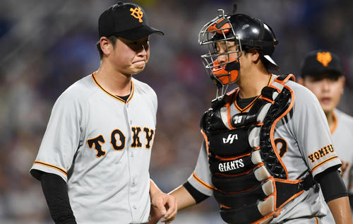 DeNA対巨人　8回裏を終え肩を落としベンチへ引き揚げる巨人中川（左）と岸田（撮影・横山健太）