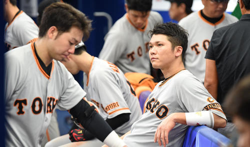 DeNA対巨人　DeNAに敗れ悔しげにスコアボードを見つめる巨人坂本勇（撮影・横山健太）