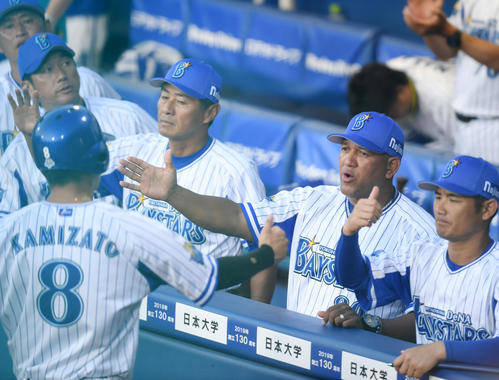 DeNA対巨人　1回裏DeNA1死三塁、ソトの中犠飛で生還した神里（手前）をタッチで迎えるラミレス監督（右から2人目）（撮影・横山健太）