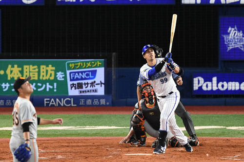 DeNA対巨人　3回裏DeNA1死一、二塁、ソトは左越え3点本塁打を放つ。投手今村（撮影・山崎安昭）