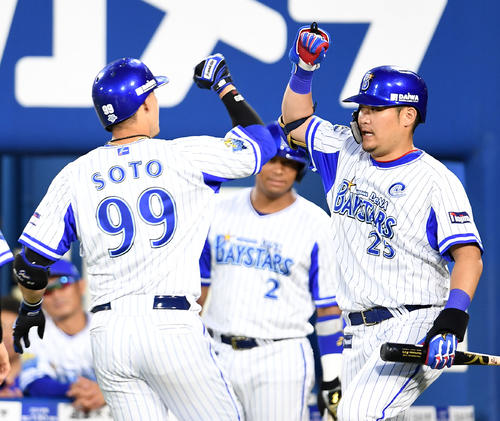 DeNA対巨人　3回裏DeNA1死一、二塁、左越え3点本塁打を放ったソト（左）を祝福する筒香（撮影・横山健太）
