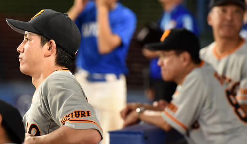 DeNA対巨人　途中交代となりベンチから試合を見つめる巨人小林（左）。右は原監督（撮影・横山健太）