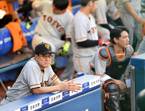 DeNA対巨人　グラウンドを見つめる巨人原監督（撮影・横山健太）