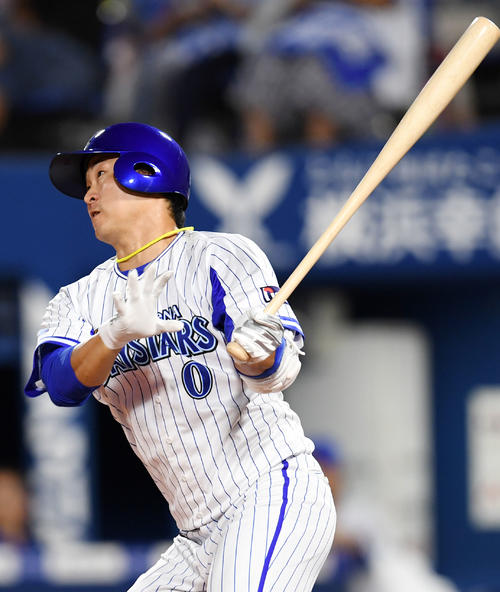 DeNA対巨人　4回裏DeNA無死、中越え本塁打を放つ中井（撮影・横山健太）