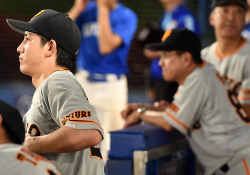 DeNA対巨人　途中交代となりベンチから試合を見つめる巨人小林（左）。右は原監督（撮影・横山健太）