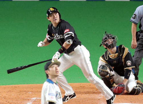 日本ハム対ソフトバンク　5回表ソフトバンク1死、内川は左越えソロ本塁打を放つ。投手は日本ハム金子（撮影・佐藤翔太）