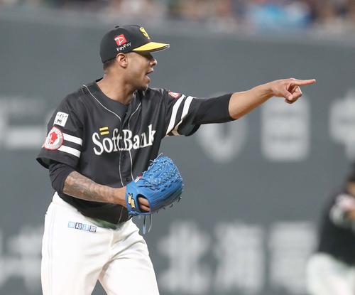日本ハム対ソフトバンク　4回裏日本ハム2死、渡辺の空振りをアピールするミランダ（撮影・黒川智章）