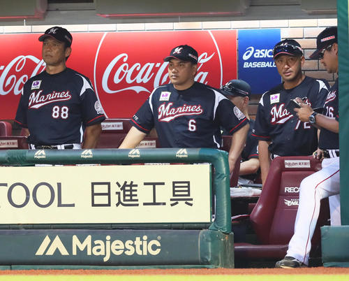楽天対ロッテ　戦況を見つめるロッテ井口監督（左から2人目）（撮影・足立雅史）
