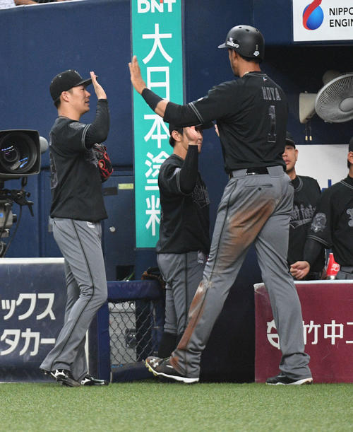 1回裏オリックス2死二塁、中川の適時打で生還したモヤ（右）を迎える山本由伸（撮影・渦原淳）