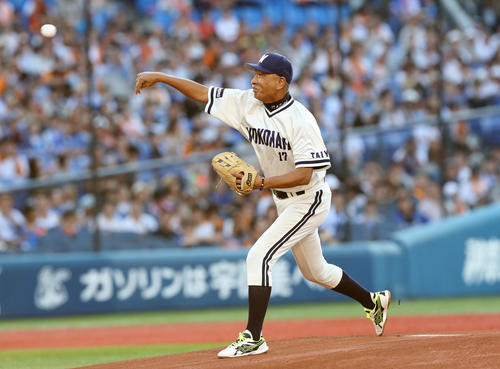 DeNA対巨人　始球式する斎藤氏（撮影・鈴木正人）
