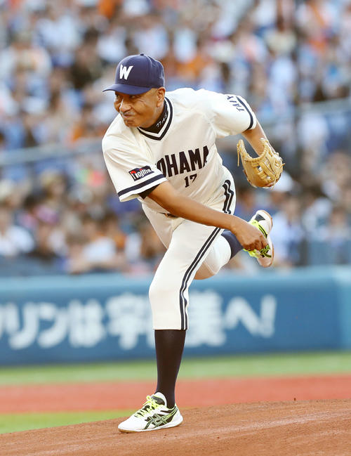 DeNA対巨人　始球式する斎藤氏（撮影・鈴木正人）