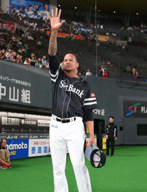 日本ハム対ソフトバンク　試合後、観客の声援に応えるミランダ（撮影・黒川智章）