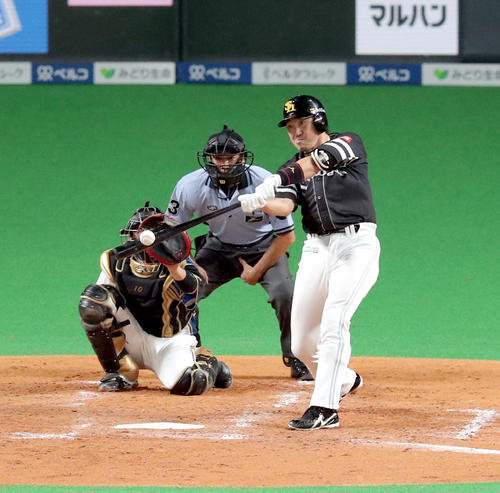 日本ハム対ソフトバンク　5回表ソフトバンク1死、内川は左越えソロ本塁打を放つ（撮影・佐藤翔太）