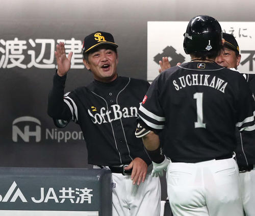 日本ハム対ソフトバンク　5回表、本塁打を放った内川を出迎える工藤監督（撮影・黒川智章）