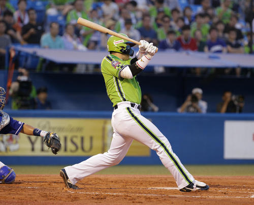ヤクルト対中日　2回裏ヤクルト無死一塁、2点本塁打を放つ村上（撮影・中島郁夫）