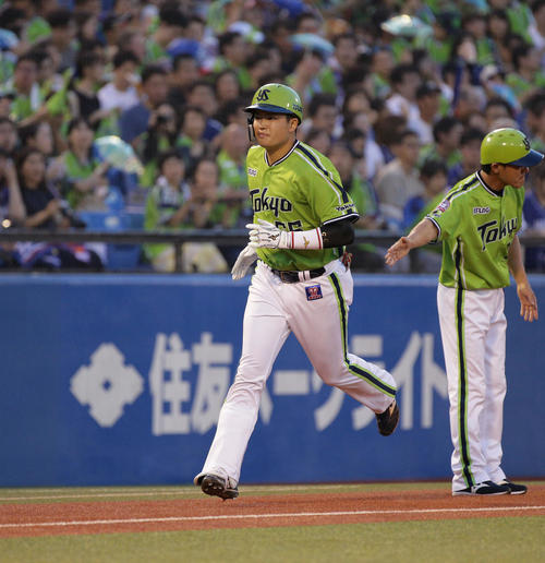 ヤクルト対中日　2回裏ヤクルト無死一塁、2点本塁打を放ち本塁へ向かう村上（撮影・中島郁夫）